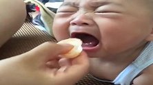 宝宝第一次吃橘子，酸成这样都还要吃，为娘真是拿你没办法