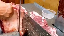 战斧牛排制作分割过程，看着很好吃的样子，一月工资只够买一块！