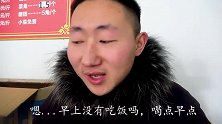 小伙和朋友赶年集，喝2碗“胡辣汤”吃5块钱的“水煎包”真过瘾