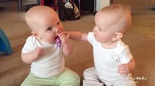 双胞胎萌娃为抢安抚奶嘴儿大打出手！笑尿了