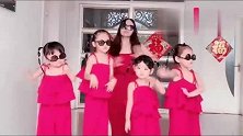 来看看九零后妈妈在家是如何带四胞胎女儿的这场景真是太嗨了