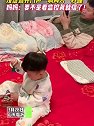 山东临沂：爸爸哄娃睡觉结果两人各玩各的，开门声一响两人秒睡