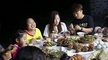 胖妹家人团聚吃大餐，一大家子就你吃相最凶，妹子都不好意思了