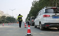 交警查车为什么不是每辆车都查？记住这几点，交警才懒得理你！