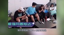 杨颖赵今麦躺在沙发玩手机，谁注意她们的姿势？少妇和少女的区别