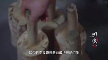 地道红油做的酱汁，淋在刚切好的棒棒鸡上，真香！