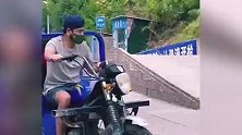 信任贤齐张震岳考驾照，穿红马甲开三轮车，打扮朴素低调接地气