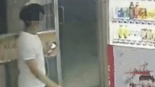 广东深圳：24岁男子公厕偷拍1年多，手机里藏众多女性照片