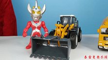 小泽带来了好玩的工程车玩具，有挖掘机和推土机玩具，非常好玩