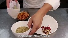 用一个大猪肚包着一只大阉鸡，加上药膳一起煲制，煲出汤的是真香