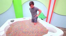 国外小伙奇葩恶搞，用1000万颗水宝宝泡澡，画面太美不忍直视