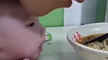 不给我吃也就算了，还锁我喉，气死本宝宝了！
