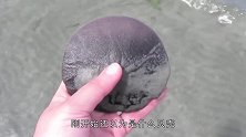 男子海边捡到“怪石”，用水刀切开一看，网友：10万元打水漂了
