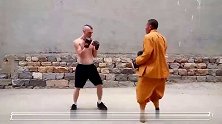 老外与少林武僧切磋武艺，武僧出其不意出了一招
