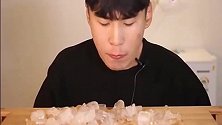 小哥哥吃冰块，大口嚼的咯吱咯吱响，不冷吗