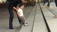 爸爸教给宝宝上台阶，宝宝成功学会了自己上台阶，我很欣赏