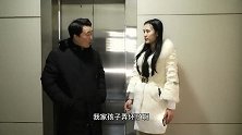 熊孩子弄坏女邻居家门锁，熊孩子父亲拒接赔偿，看美女怎么套路他