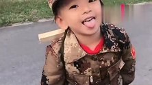 兵哥训练的3岁小女孩在网上火了，史上最萌顺拐正步，太可爱了