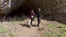 贵州六盘水，山洞的另一边是一个村庄，还有一个古时扎营的山
