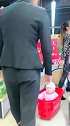 带孩子逛超市，直接放在篮子里，拉着就能逛超市
