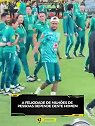 真受不了！阿利松亲手帮内马尔提裤子
