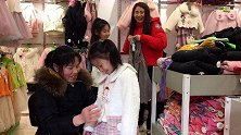 过新年了，姥姥上街给外孙女买新衣服，一人一套哪个更好看？