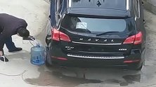 为了省点洗车钱，司机竟然想出这么个好办法，又学了一招！