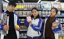 童年：我和小伙伴一起去超市，结果小伙伴非闹着买玩具枪，太逗了