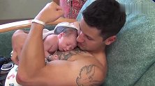 新手爸爸第一次抱宝宝，把娃抱在胸口比肌肉，这体型差瞬间萌爆了