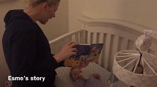 妈妈给四胞胎读睡前故事，一个一个轮着去，每个人的都不一样