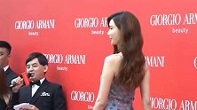 黑泽良平脚受伤拄拐杖，仍陪林志玲过情人节，林志玲害羞躲避镜头