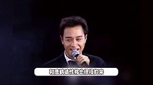 刘嘉玲晒与老友唐鹤德合照，两人相拥举止亲密，被骂没有边界感