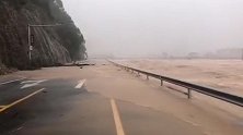 台风登陆后乐清江河水位暴涨 滔滔江水快要“吞噬”路面