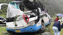 四川一载30人旅游大巴被飞石击中砸瘪车头 已致8死16伤