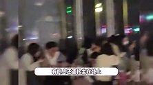 王俊凯爸妈的奶茶店引争议，粉丝集体连夜排队购买，行为迷惑太疯狂