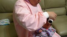 专业月嫂给满月的宝宝剃头，手法娴熟，宝宝全程不哭也不闹