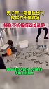 男子带鳝鱼出门不慎跌落，鳝鱼掉落一地。网友：太害怕，不敢上前帮忙。