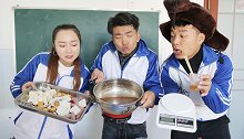 三学生吃火锅定奇葩规矩，阿宝不遵守想偷吃，谁知竟遭到同学惩罚