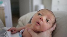 刚吃饱的新生儿不停地打嗝，小嘴撅得跟小鸡似的，好呆萌！