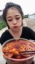 这小媳妇真是无辣不欢，那通红的辣椒水，也不怕呛嗓子！