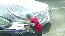“熊孩子”散步被路边车晃到眼 拿起砖头疯狂摩擦打算给车换色