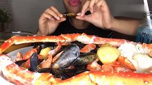 外国大姐吃帝王蟹脚和贻贝，新鲜美味吃着很解馋