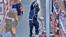 澳大利亚：一名窃贼从屋顶速降进入超市，仅偷走200美元工具