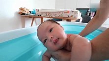 初生婴儿第一次洗澡，乖巧得就像个假娃娃，好想抱回家