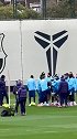 库巴西迎来19岁生日 巴萨训练前队友拍打庆生