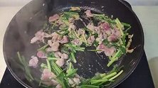汤白味美的咸蛋肉片汤