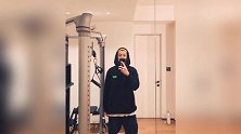 周柏豪在家中健身发自拍，私家健身房曝光好气派