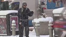 美国东北部遭暴风雪袭击大部分地铁飞机停运 男子公路上滑雪前行