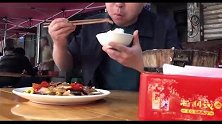 1菜1汤1桶饭，泡椒猪肝太下饭，小厨一人吃1桶，老板：太能吃