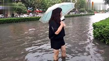 河南周口普降大雨，过车如开船，家门口都被淹了，这还咋去上班？